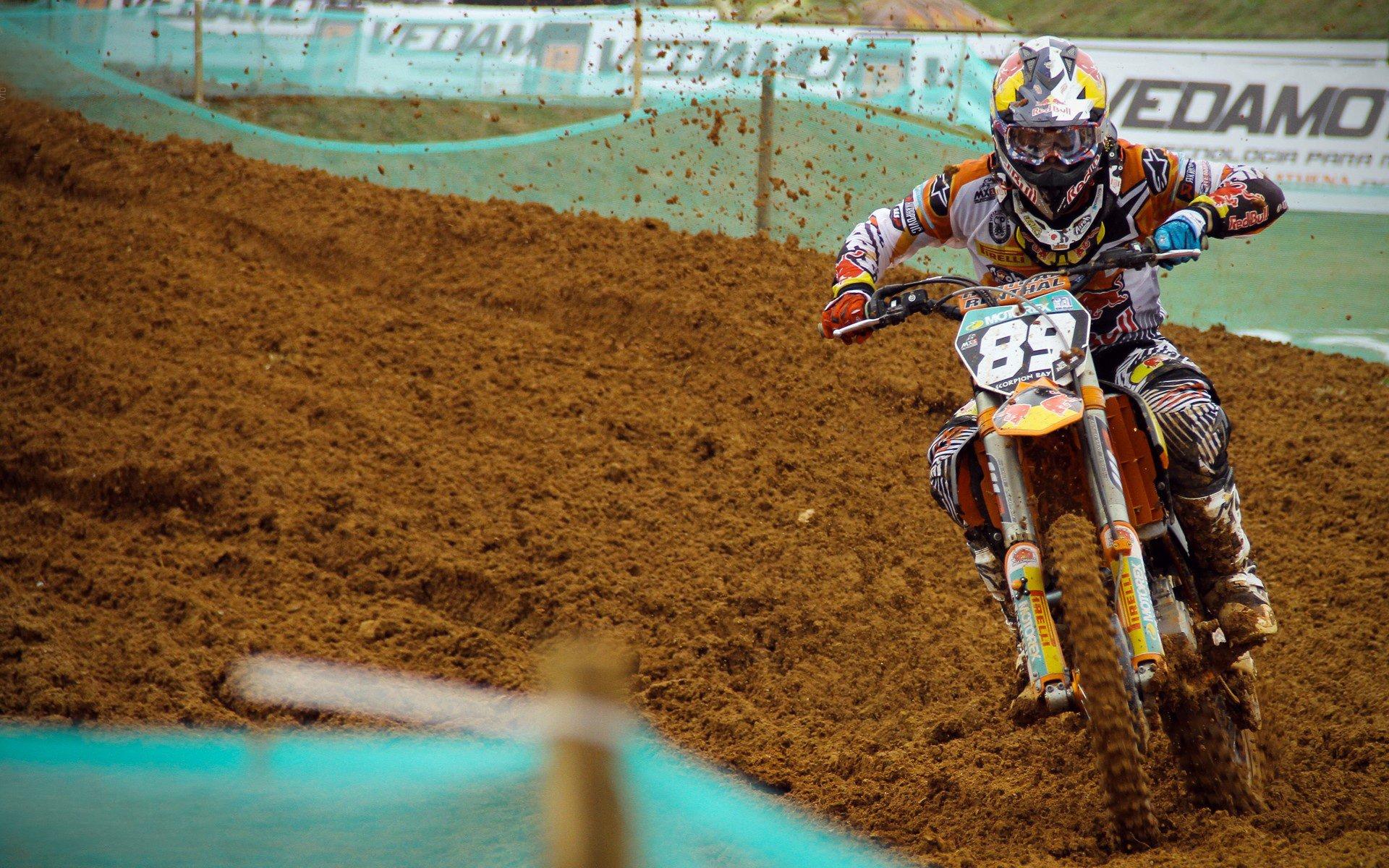 湖人防守困境寻出路，詹姆斯强调团队同心与沟通是关键